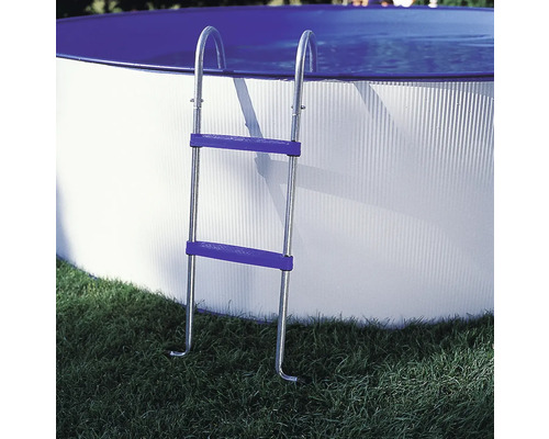 Schwimmbad mit Leiter im Außenbereich
