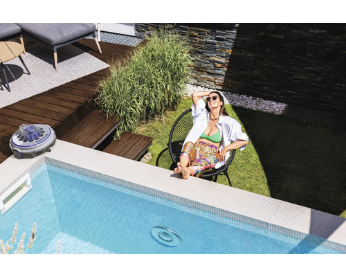 Szene eines Pools mit Poolroboter und entspannender Frau