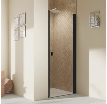 Begehbare Dusche mit Duschkopf und Handtuchhalter im Badezimmer