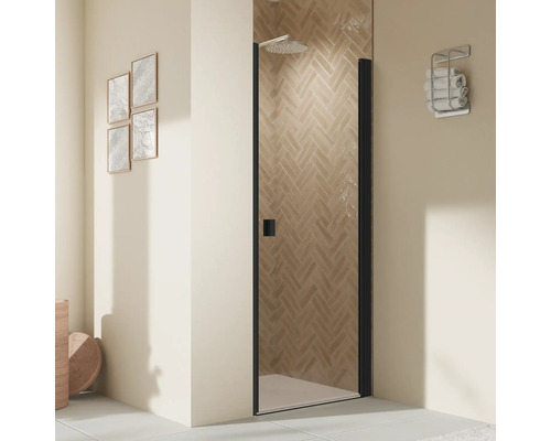 Begehbare Dusche mit Duschkopf und Handtuchhalter im Badezimmer