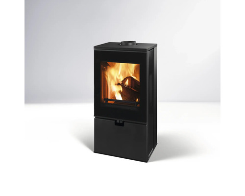 Schwarzer Kaminofen mit Feuerraum und Aufbewahrungsfach