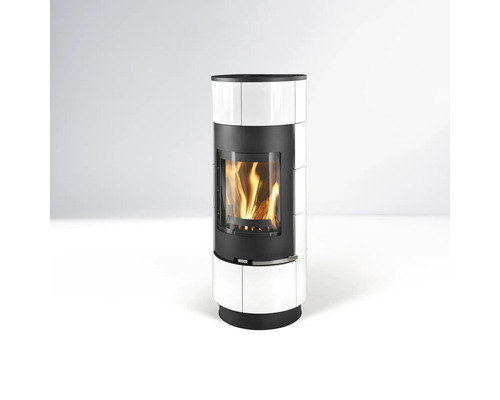 Kaminofen mit Holzfeuer hinter einer Glasscheibe