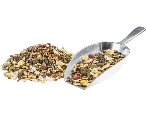 Kaninchenfutter mit Getreide und Gemüse mit einer Schaufel