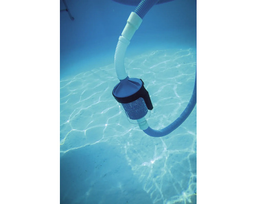 Unterwasseraufnahme eines Poolreinigers mit Schlauch