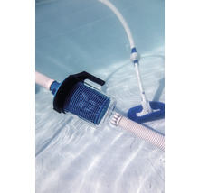 Poolreiniger mit Schlauch und Bürste im Wasser