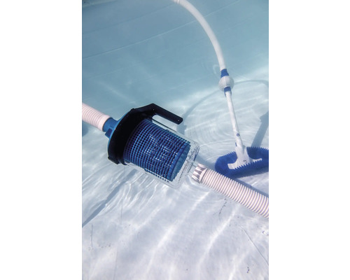 Poolreiniger mit Schlauch und Bürste im Wasser