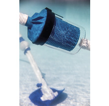 Poolreiniger mit Vorfilter unter Wasser