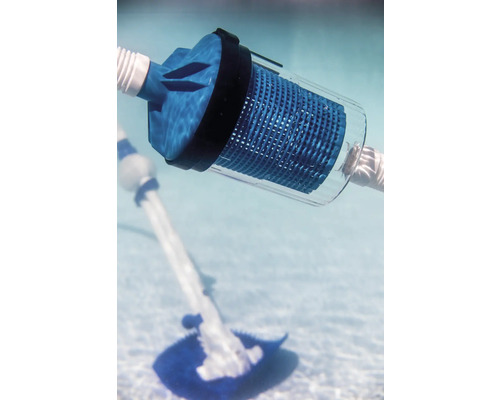 Poolreiniger mit Vorfilter unter Wasser