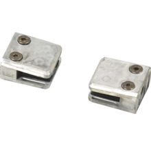 Zwei Glasklemmen aus Metall mit Schrauben