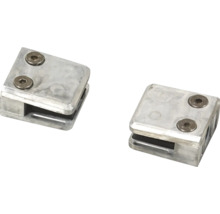 Zwei Glashalter aus Metall mit Schrauben zur Glasbefestigung