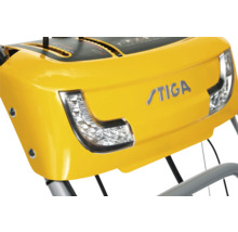 Detailansicht einer Schneefräse mit Stiga Logo