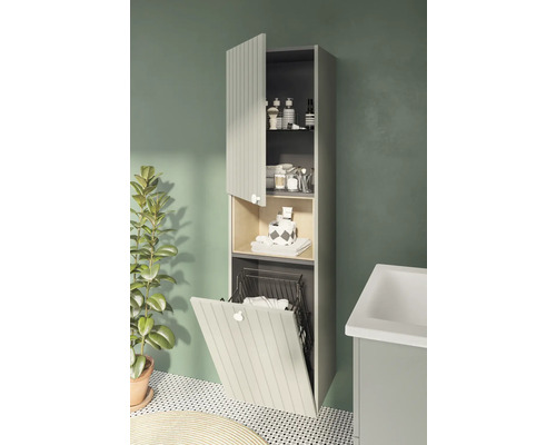 Offener Badezimmer Hochschrank mit Wäschekorb und verschiedenen Badutensilien