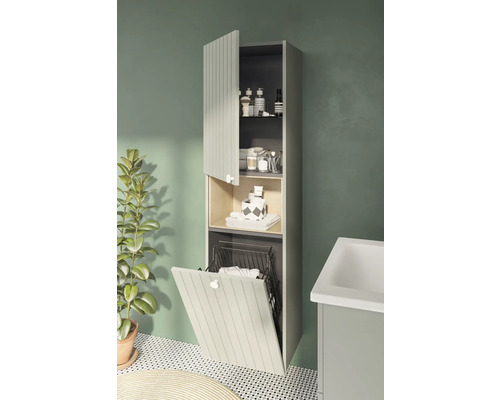 Badezimmer mit Hochschrank zur Aufbewahrung von Badartikeln und Wäsche