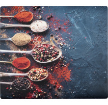 Dekorative Platte mit verschiedenen Gewürzen in Löffeln