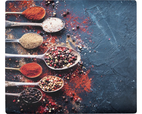 Dekorative Platte mit verschiedenen Gewürzen in Löffeln