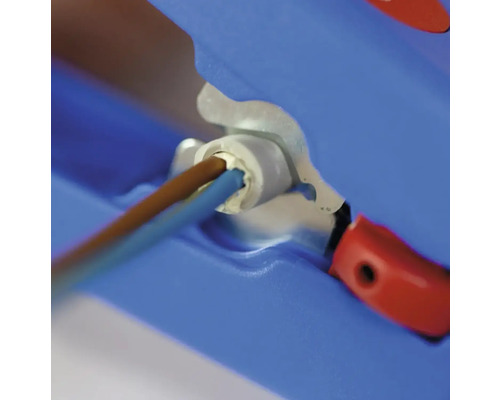 Detailaufnahme einer elektrischen Kabelverbindung in einer blauen Verteilerdose