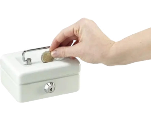 Hand wirft Münze in eine Geldkassette