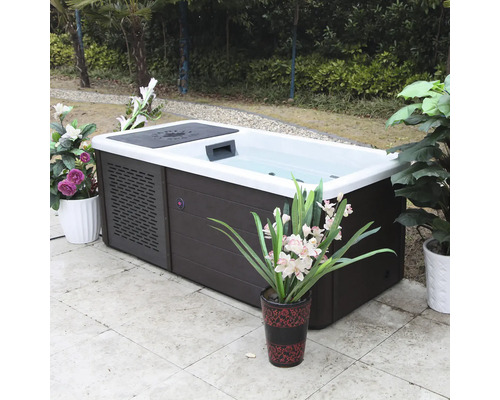 Rechteckiger Whirlpool mit Holzverkleidung und seitlicher Verkleidung im Garten