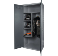 Offener Metallschrank mit Helmen und Lederjacke