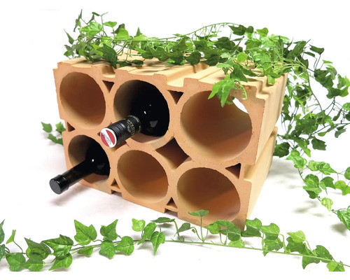 Weinregal aus Ton mit Flaschen und Efeudekoration