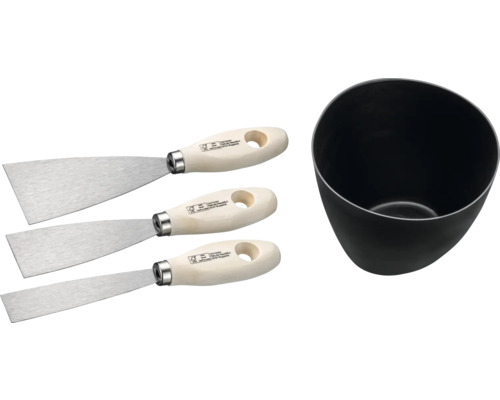 Drei Spachtel und ein Mischeimer für Bauarbeiten.