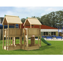 Spielplatzgerät aus Holz mit zwei Türmen, Rutsche und Sandkasten