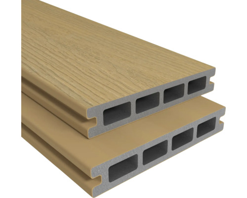 Zwei Terrassendielen aus Holzverbundwerkstoff mit rechteckigen Hohlräumen