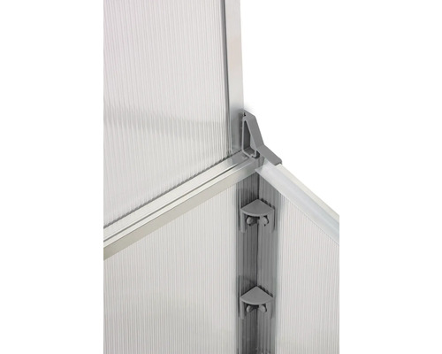 Nahaufnahme einer Gewächshauskonstruktion mit Aluminiumrahmen und Kunststoffplatten