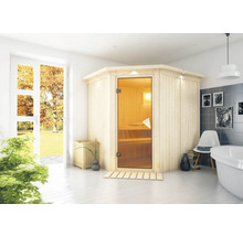 Innenaufnahme eines Badezimmers mit einer Holzsauna mit Glastür, einer Badewanne und einem Fenster