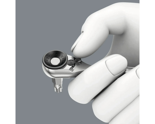 Hand hält eine Wera Knarre mit Bitaufnahme