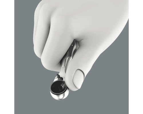 Eine Hand hält eine kleine Ratsche.