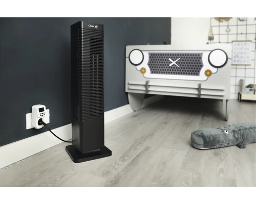 Zimmeransicht mit einem Clean Air Turmventilator, einer Zeitschaltuhr und einem Kinderbett im Automobildesign