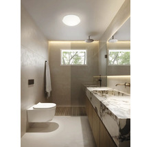 Modernes Badezimmer mit Waschtisch, Spiegelschrank und Dusche