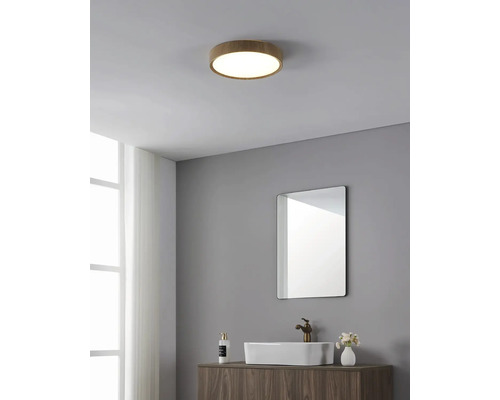 Badezimmer mit Waschtisch, Spiegel und runder Deckenleuchte