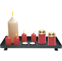 Kerzenensemble mit Stumpenkerze, Teelichtern und Grablichtern auf einem Tablett