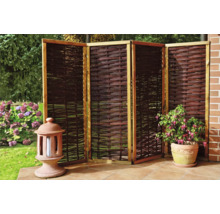 Sichtschutzzaun aus Weide mit Holzrahmen, kombiniert mit einer Laterne und einer Topfpflanze im Garten