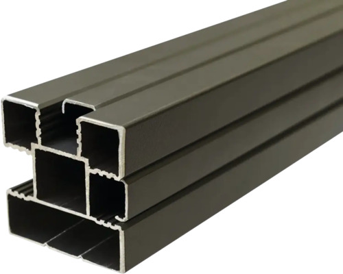 Rechteckrohre aus Aluminium im Stapel