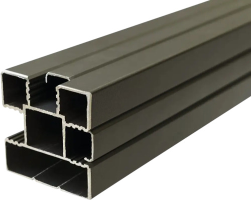 Rechteckige Aluminiumprofile im Stapel