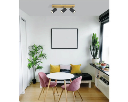 Dezenter Wohnraum mit dreiflammiger Deckenleuchte mit Holzdetails