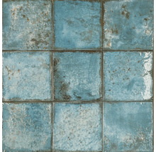Quadratische, blaue Fliesen mit strukturierter Oberfläche