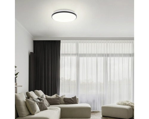 Wohnzimmer mit Deckenleuchte und Sofa