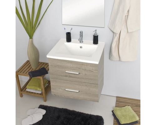 Badezimmer mit Waschbeckenunterschrank, Spiegel und Accessoires für ein stilvolles Ambiente