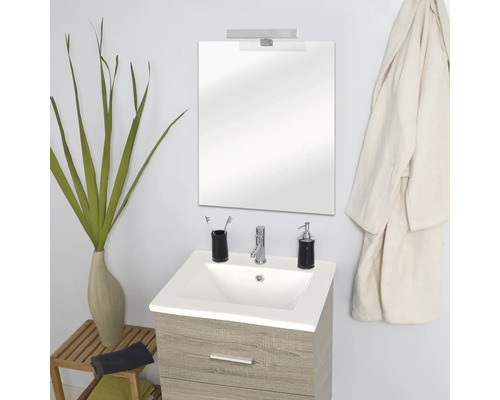 Badezimmer mit Waschtisch, Spiegel, Lampe und Accessoires