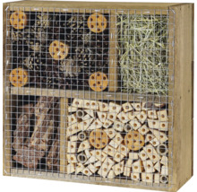 Insektenhotel mit verschiedenen Füllmaterialien für unterschiedliche Insektenarten.