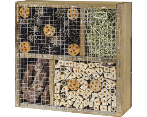 Insektenhotel mit verschiedenen Füllmaterialien für unterschiedliche Insektenarten.