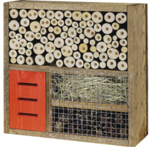 Insektenhotel aus Holz mit unterschiedlichen Füllmaterialien für verschiedene Insektenarten.