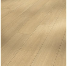 Verlegter Laminatboden in Holzoptik.