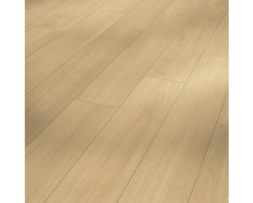 Verlegter Laminatboden in Holzoptik.