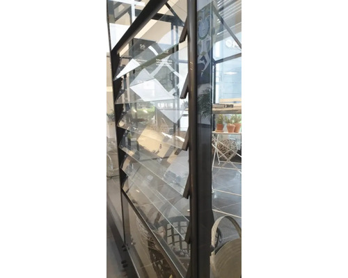 Lamellenfenster mit Rahmen