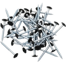 Haufen verzinkter Schrauben mit Dichtscheibe